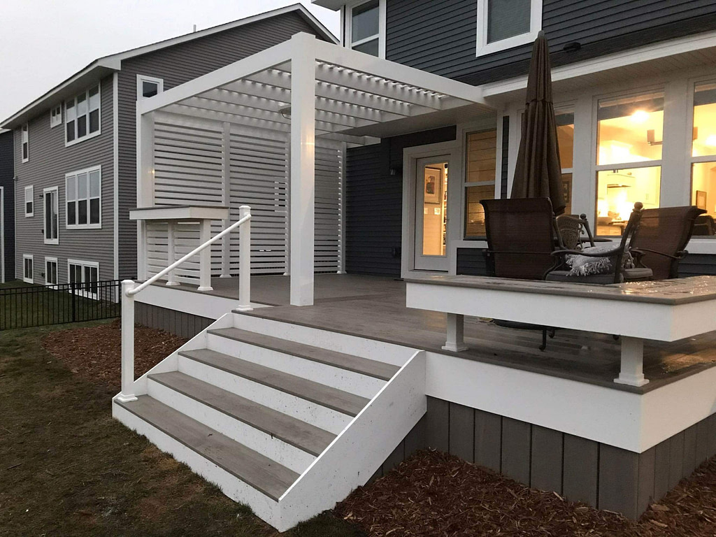 Modern vinyl pergola with privacy side wall panel installed